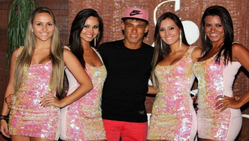 Neymar "curtindo a vida adoidado".