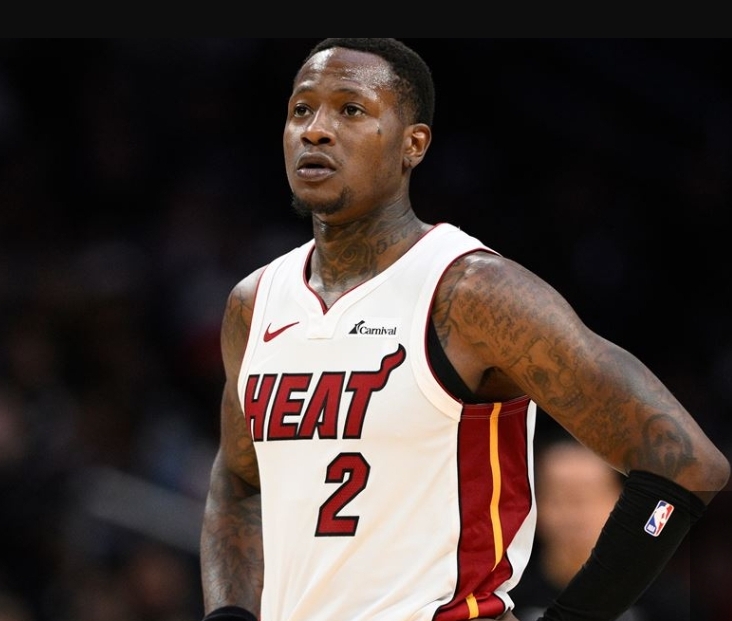 CRUZADO DE DIREITA 3 Terry Rozier jogador do Miami Heat (NBA)