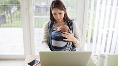 mae nova que guarda o filho do bebe trabalhando no caderno 79317199