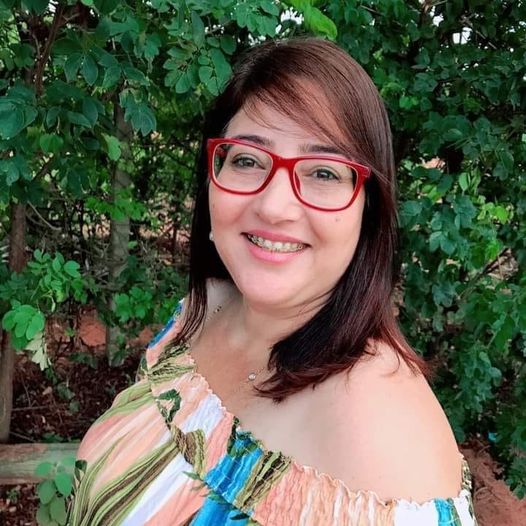 Adriana de Deus Matheus, (43 anos) professora de um conceituado colégio da cidade, após lutar por dias e vencer o COVID-19,