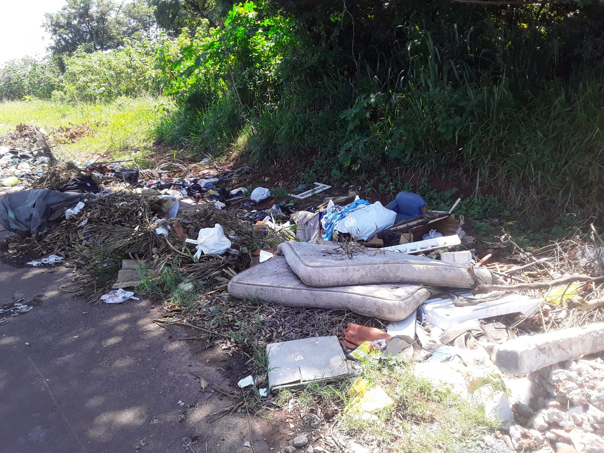 Lixo ao céu aberto em área urbana. Em época de pandemia parece que esquecemos que lixo também pode ser fatal.