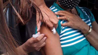 Em Paraguaçu Paulista, a imunização começou pontualmente as 15h30m no Centro de Convergências. A reportagem de a “Folha de Paraguaçu” visitou o local às 14 horas e o que se observou foi um intenso movimento de pessoas em busca das 180 doses disponíveis do imunizante