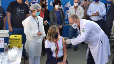 Aplicação da primeira dose feita pelo minisro da saúde