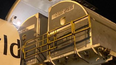 aviao com imunizantes da Pfizer