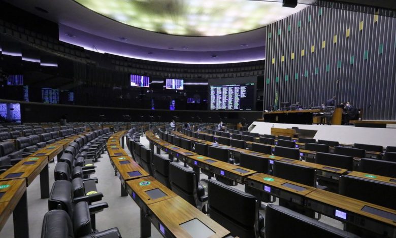 Câmara termina votação em primeiro turno de PEC que previa distritão