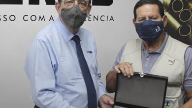 Silesio Nuhs, presidente da Taurus e o vice presidente Hamilton Mourão