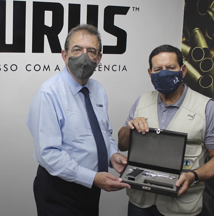 Silesio Nuhs, presidente da Taurus e o vice presidente Hamilton Mourão