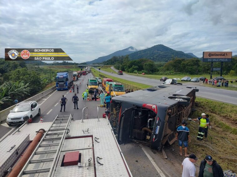 Acidente com ônibus de dupla sertaneja mata cantor Aleksandro