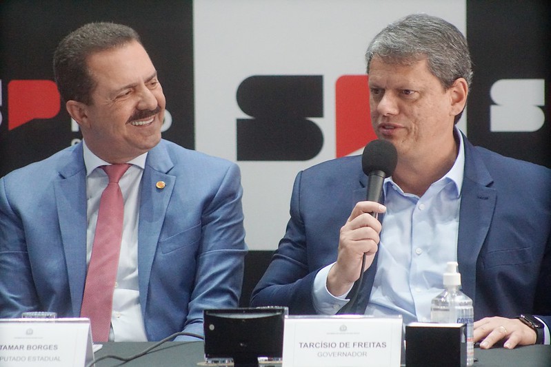 O governador Tarcísio de Freitas se reúne com representantes da Frente Parlamentar do Empreendedorismo para discutir ações de incentivo ao empreendedorismo em São Paulo, incluindo redução de carga tributária, prorrogações de impostos e créditos para mulheres empreendedoras