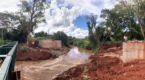 A Prefeitura de Paraguaçu Paulista retomou as obras de reconstrução da Ponte sobre o Rio Capivara, que dá acesso ao distrito de Roseta, após a temporada de chuvas. A nova estrutura será mais ampla e reforçada, atendendo às necessidades da população local.