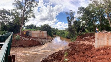 Retomada das obras de reconstrução da Ponte da Roseta após temporada de chuvas 23 A Prefeitura de Paraguaçu Paulista retomou as obras de reconstrução da Ponte sobre o Rio Capivara, que dá acesso ao distrito de Roseta, após a temporada de chuvas. A nova estrutura será mais ampla e reforçada, atendendo às necessidades da população local.