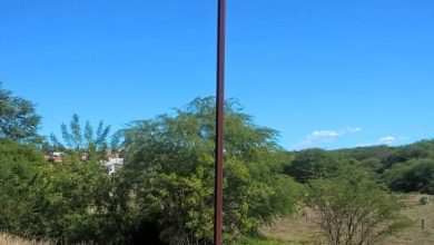 Poste composto de um trilho ferroviário de 10 metros de altura, aproximadamente, com um conjunto de cruzetas e isoladores