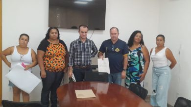 Manifestantes se reúnem para pedir por mais segurança nas escolas 19 Segurança nas Escolas da Rede Municipal