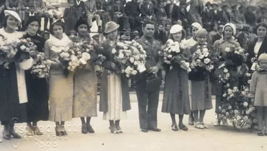 Mulheres receberam flores na primeira festa de Dia das Mães no Brasil, em 1918 (Foto: Arquivo/ACM-RS)