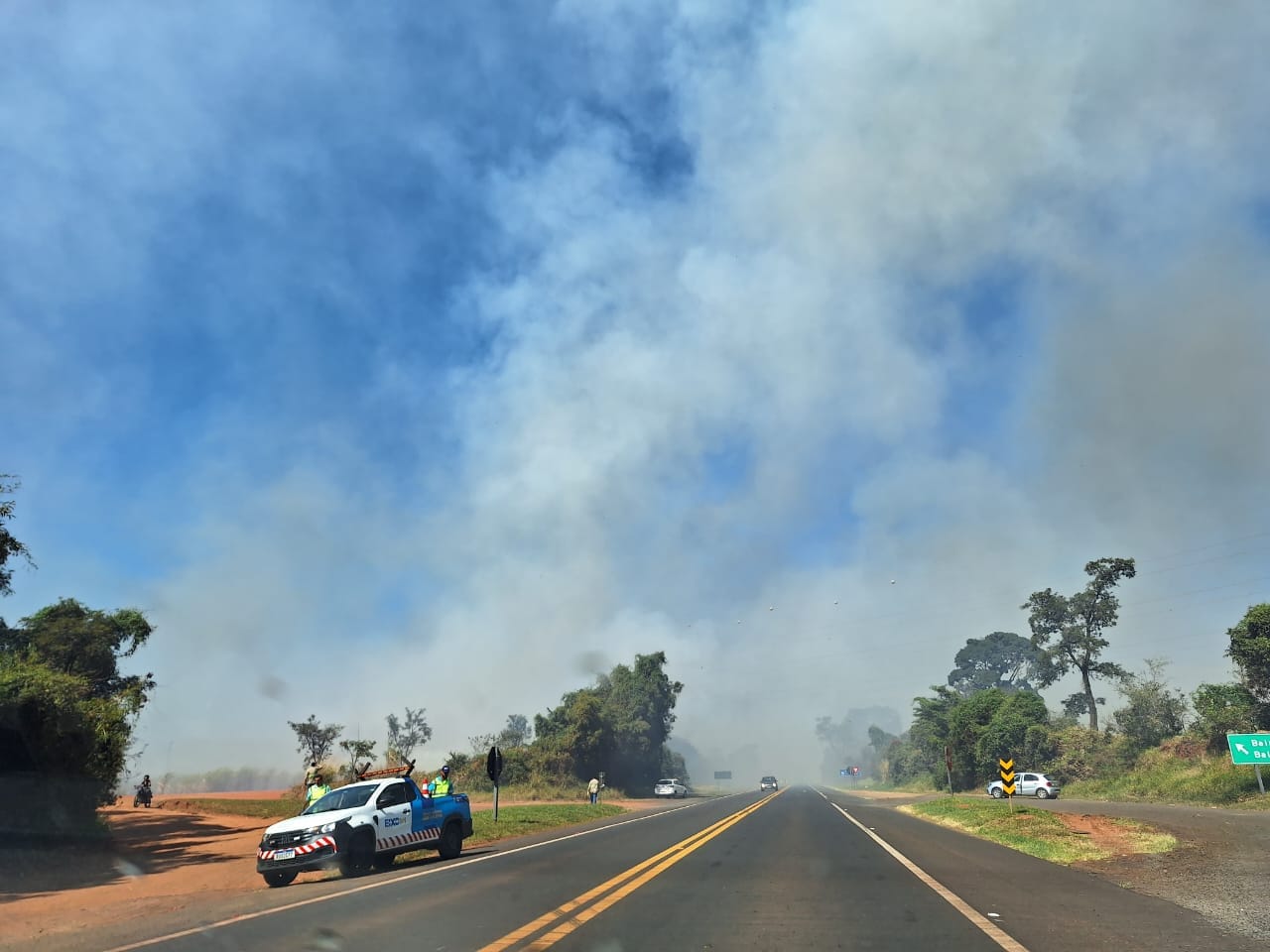 Um grande incêndio às margens da rodovia Manílio Gobbi, nas proximidades de Paraguaçu Paulista, causou preocupação e exigiu muita atenção dos motoristas que trafegavam pela estrada.