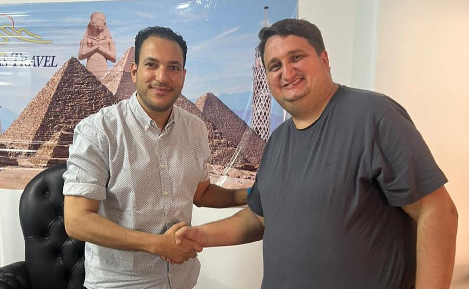 O empresário egípicio Attia Yamany cumprimenta o CEO da Hadassa, Jean P. Garcia.