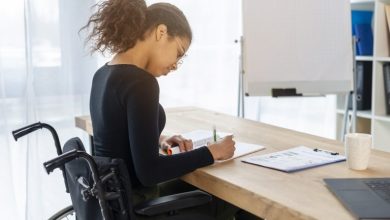 retrato de jovens papeis de assinatura no escritorio 768x513 1