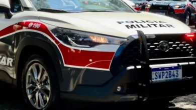 Dupla de estelionatários é presa em SP após operação da PM que desativou central de golpe bancário de R$ 1 milhão e apreendeu provas do crime, resultando de longa investigação com colaboração da Polícia Civil.