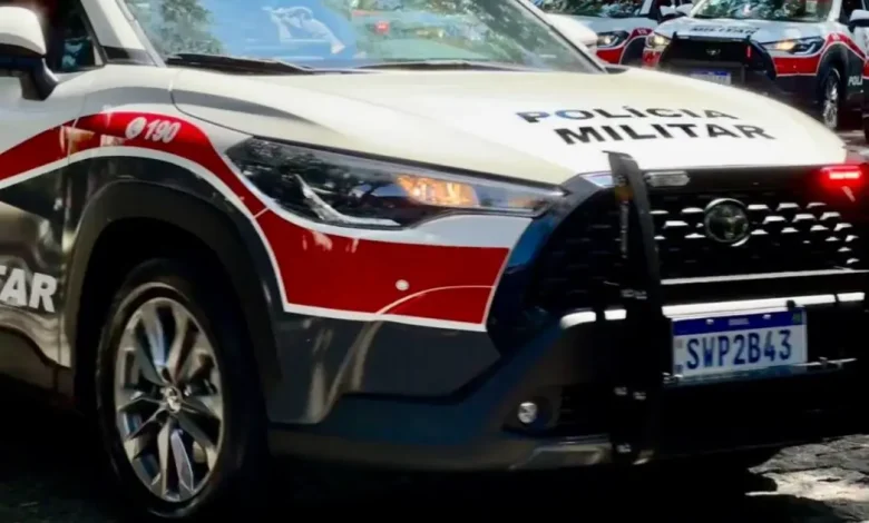 Dupla de estelionatários é presa em SP após operação da PM que desativou central de golpe bancário de R$ 1 milhão e apreendeu provas do crime, resultando de longa investigação com colaboração da Polícia Civil.