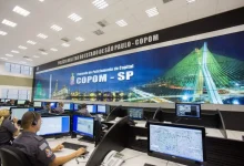 A Polícia Militar de São Paulo utiliza Inteligência Artificial para mais de um milhão de atendimentos ao 190, melhorando a qualidade e eficácia dos serviços, enquanto agentes humanos ainda trabalham inicialmente nos casos de emergência.