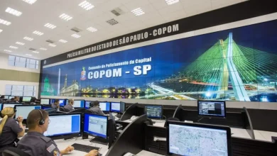 A Polícia Militar de São Paulo utiliza Inteligência Artificial para mais de um milhão de atendimentos ao 190, melhorando a qualidade e eficácia dos serviços, enquanto agentes humanos ainda trabalham inicialmente nos casos de emergência.