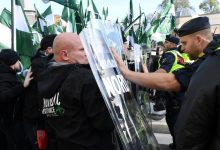 Manifestantes da direita-conservadora confrontam a polícia na Suécia.