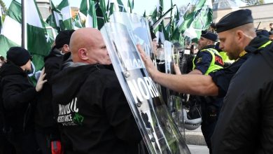 Manifestantes da direita-conservadora confrontam a polícia na Suécia.