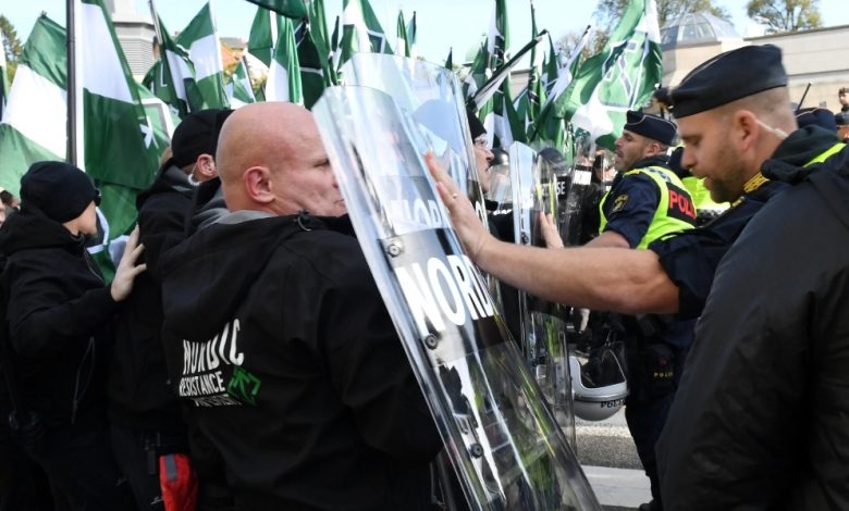 Manifestantes da direita-conservadora confrontam a polícia na Suécia.