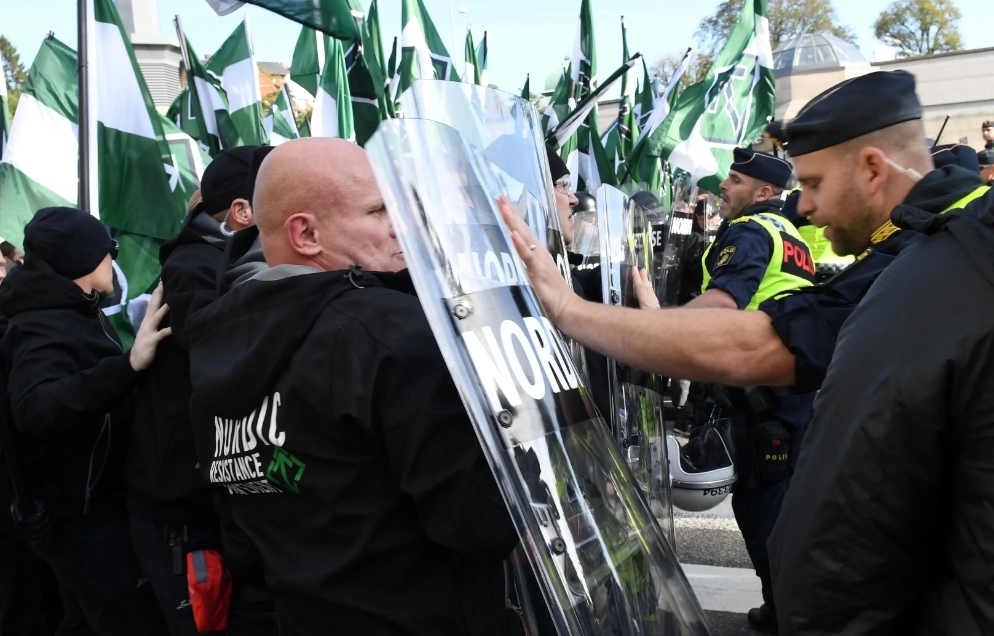 Manifestantes da direita-conservadora confrontam a polícia na Suécia.