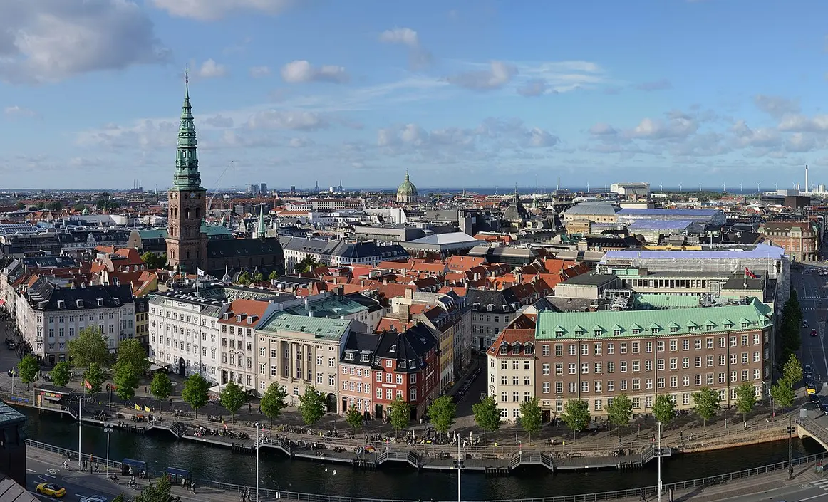 A cidade de Copenhague, capital da Dinamarca, é considerada a melhor cidade do mundo para se viver, devido à combinação perfeita de saúde, educação, segurança, infraestrutura e meio ambiente, além de políticas públicas inovadoras e compromisso com a sustentabilidade.