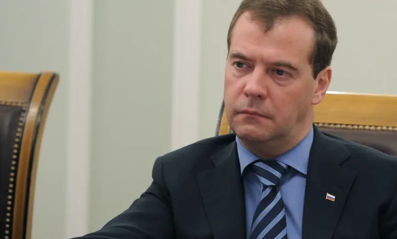 Rússia não busca compromisso pela paz, afirma Dmitry Medvedev, e sim vitória completa e destruição do regime de Kyiv, no contexto de crise política internacional na Ucrânia.