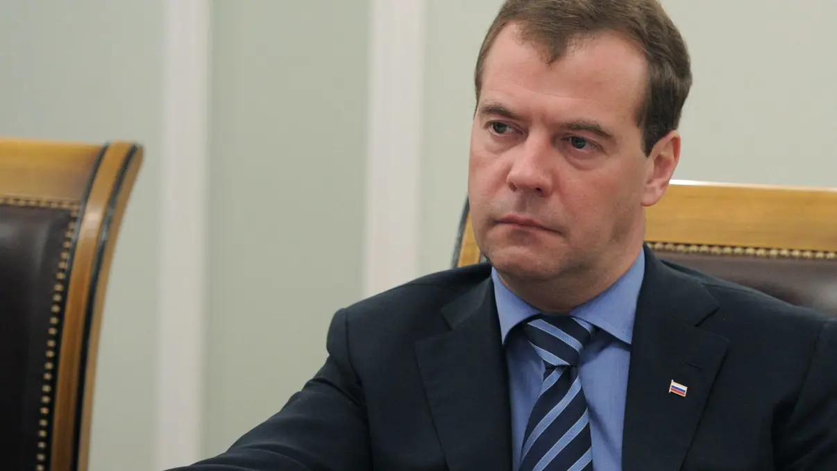 Rússia não busca compromisso pela paz, afirma Dmitry Medvedev, e sim vitória completa e destruição do regime de Kyiv, no contexto de crise política internacional na Ucrânia.