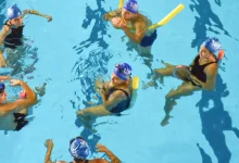 Inscrições abertas para cursos comunitários de educação física e esporte da USP no segundo semestre. Diversas atividades físicas e esportivas, incluindo natação adaptada para pessoas com deficiência, aulas de escalada, ginástica e mais.