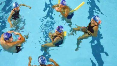 Inscrições abertas para cursos comunitários de educação física e esporte da USP no segundo semestre. Diversas atividades físicas e esportivas, incluindo natação adaptada para pessoas com deficiência, aulas de escalada, ginástica e mais.