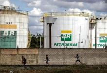 Petrobras e Sete Brasil disputam um valor de R$36 bilhões por projetos de construção naval cancelados ou não concluídos, com a petroleira alegando arbitrariedade e a Sete Brasil defendendo sua versão.
