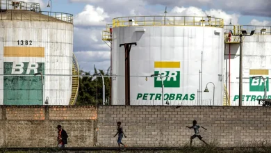 Petrobras e Sete Brasil disputam um valor de R$36 bilhões por projetos de construção naval cancelados ou não concluídos, com a petroleira alegando arbitrariedade e a Sete Brasil defendendo sua versão.