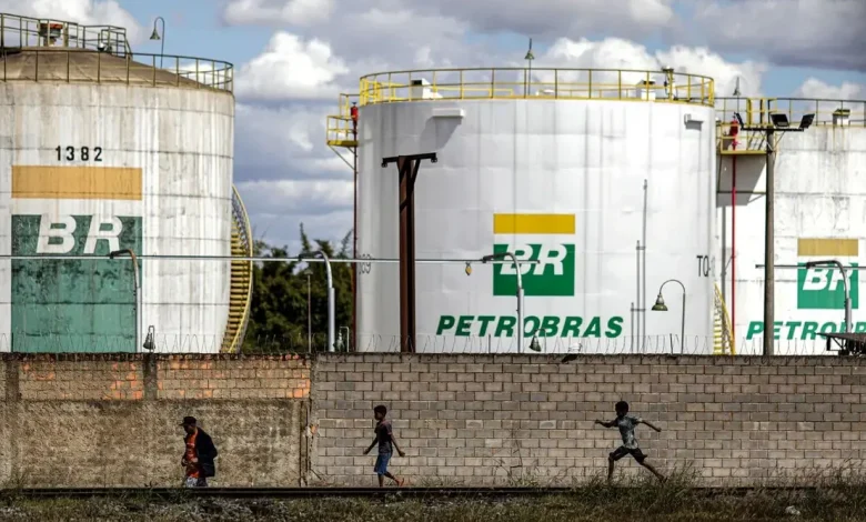 Petrobras e Sete Brasil disputam um valor de R$36 bilhões por projetos de construção naval cancelados ou não concluídos, com a petroleira alegando arbitrariedade e a Sete Brasil defendendo sua versão.