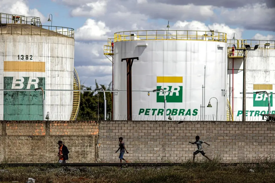 Petrobras e Sete Brasil disputam um valor de R$36 bilhões por projetos de construção naval cancelados ou não concluídos, com a petroleira alegando arbitrariedade e a Sete Brasil defendendo sua versão.