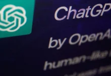 Inteligência Artificial: revolucionando a vida das pessoas, mas com problemas de transparência e perda de empregos, exigindo soluções para harmonizar a tecnologia com os humanos.