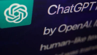 Inteligência Artificial: revolucionando a vida das pessoas, mas com problemas de transparência e perda de empregos, exigindo soluções para harmonizar a tecnologia com os humanos.