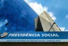 "Aposentados e pensionistas do INSS: descubra como reaver dinheiro descontado indevidamente! Mais de 2,8 milhões de brasileiros foram vítimas de descontos irregulares em seus benefícios, segundo dados do Ministério da Previdência Social. Saiba como reclamar o dinheiro e como o governo pretende ressarcir as vítimas."