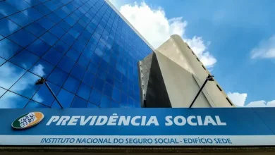 "Aposentados e pensionistas do INSS: descubra como reaver dinheiro descontado indevidamente! Mais de 2,8 milhões de brasileiros foram vítimas de descontos irregulares em seus benefícios, segundo dados do Ministério da Previdência Social. Saiba como reclamar o dinheiro e como o governo pretende ressarcir as vítimas."