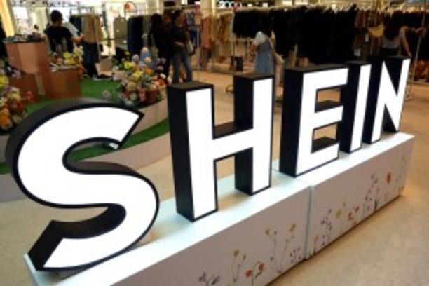 Denúncia global contra a Shein por utilizar táticas enganosas para pressionar compras, incluindo descontos falsos e mensagens abusivas, violando direitos dos consumidores e questionando sua pré-IPO.