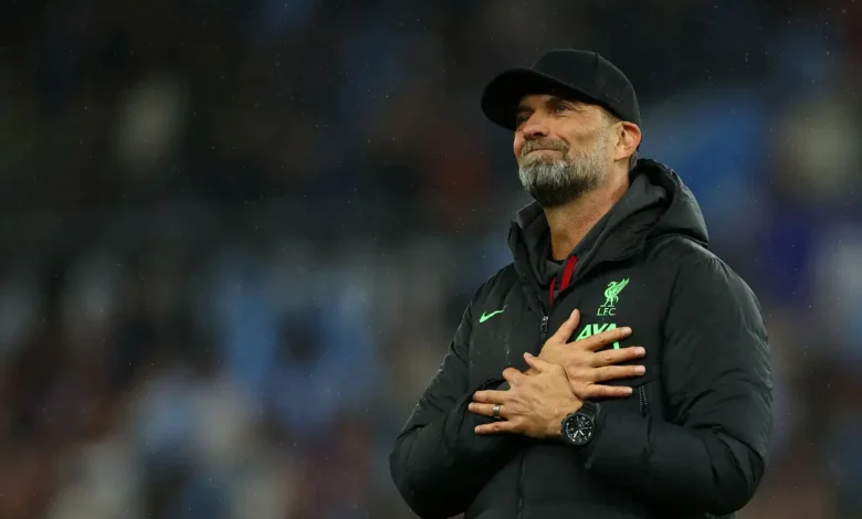 Jürgen Klopp, ex-técnico do Liverpool, critica o calendário da Fifa, alegando que ignora o desgaste físico e mental dos jogadores em nome do dinheiro, e prioriza a proteção dos jogadores sobre a competição.