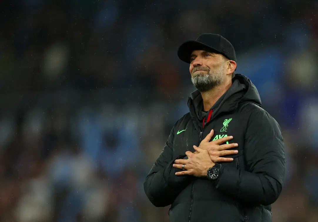 Jürgen Klopp, ex-técnico do Liverpool, critica o calendário da Fifa, alegando que ignora o desgaste físico e mental dos jogadores em nome do dinheiro, e prioriza a proteção dos jogadores sobre a competição.