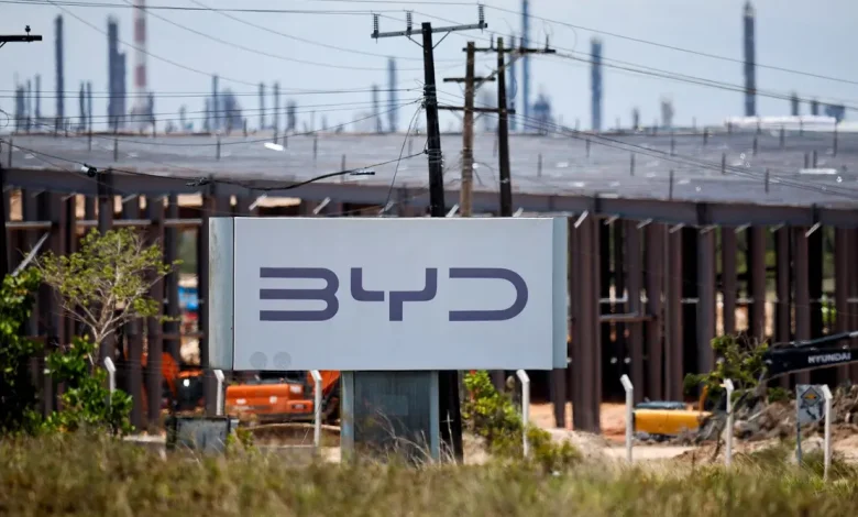 China investiu massivamente em subsídios e infraestrutura para impulsionar o crescimento do setor de veículos elétricos, tornando-se o maior produtor e consumidor do mundo, e agora lidera a inovação em tecnologia com importantes implicações ambientais e sociais.