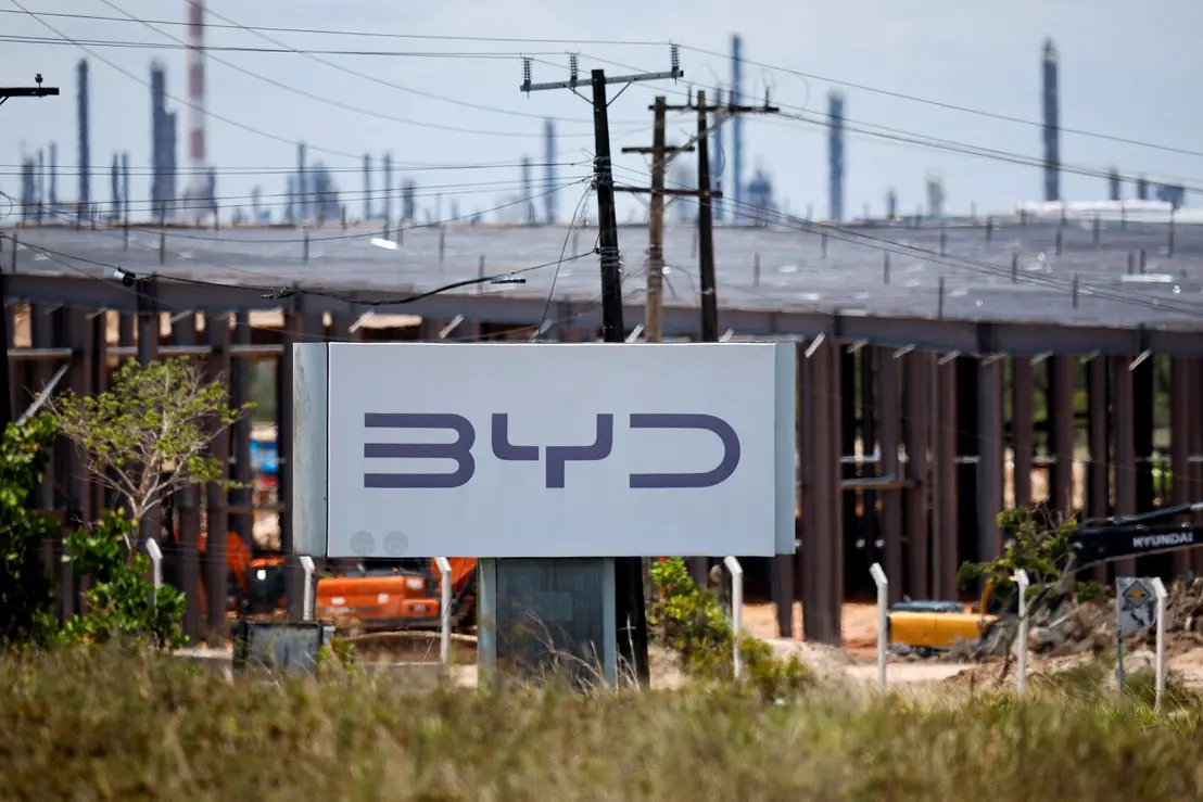 China investiu massivamente em subsídios e infraestrutura para impulsionar o crescimento do setor de veículos elétricos, tornando-se o maior produtor e consumidor do mundo, e agora lidera a inovação em tecnologia com importantes implicações ambientais e sociais.