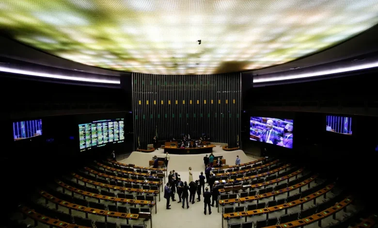 Crise política no Brasil: falta de pagamento de emendas pelo Governo Lula leva a votação do decreto de aumento de alíquotas do IOF a ser derrubado, revelando tensão entre o Executivo e o Legislativo.