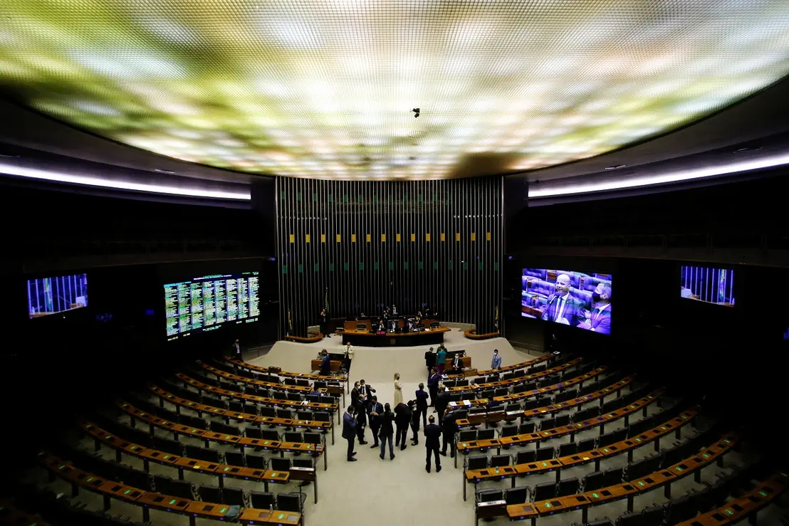 Crise política no Brasil: falta de pagamento de emendas pelo Governo Lula leva a votação do decreto de aumento de alíquotas do IOF a ser derrubado, revelando tensão entre o Executivo e o Legislativo.