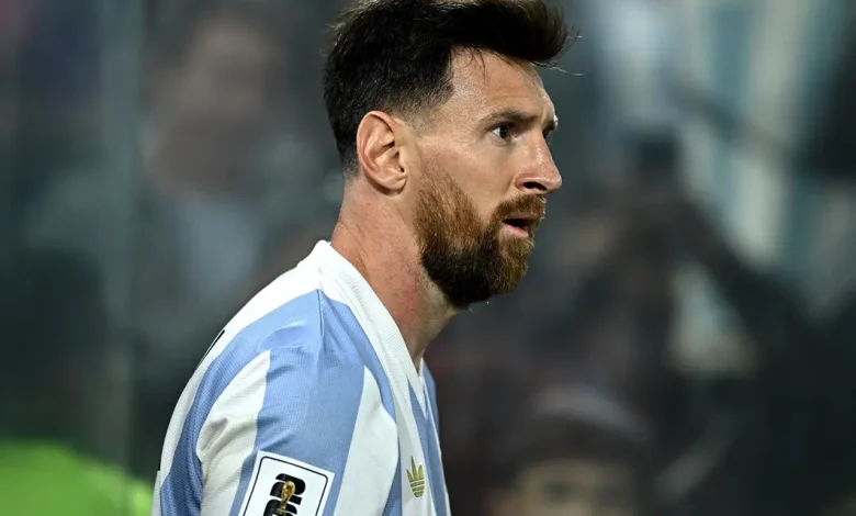 Lionel Messi elogia o futebol brasileiro como "um dos maiores do mundo" após vitória do Inter Miami sobre o Porto. As seleções brasileira e argentina se enfrentam na próxima segunda-feira em eliminatórias do Mundial, prometendo um duelo emocionante e equilibrado.